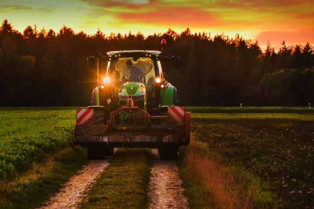 Cum influențează tipul de drum alegerea anvelopelor pentru utilaje agricole